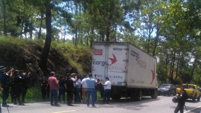 VIDEO. Papeletas electorales se caen de camión en la ruta hacia Cobán