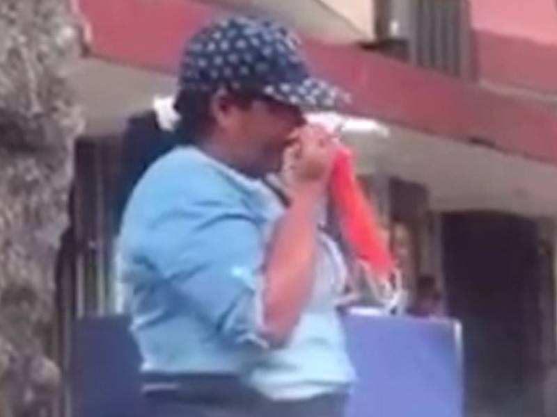 VIDEO. Graban a vendedora ambulante limpiándose la nariz con las mascarillas que vendía