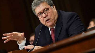 Ante el Senado, Barr defiende su gestión del informe de Mueller