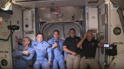 VIDEO. Astronautas de cápsula de SpaceX abordan la Estación Espacial Internacional