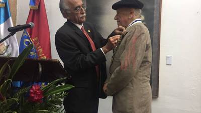 Rodolfo Abularach y Juannio reciben condecoración Orden del Arrayán