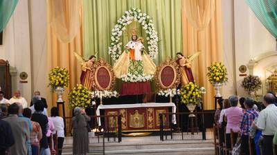 Feligreses se acercan para celebrar a San José, el patrono de la iglesia universal
