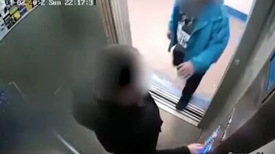 VIDEO. Padre agarra a golpes a hombre que trató de abusar de su hija en un elevador