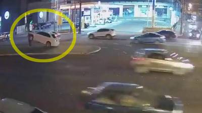 VIDEO. Conductor pierde el control y choca su carro contra semáforo en calzada Roosevelt