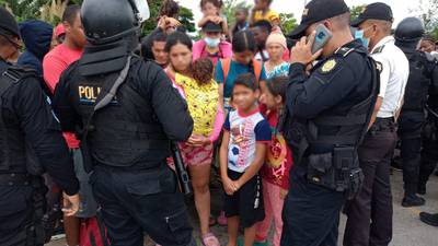 Guatemala autoriza el ingreso de 121 migrantes desde Honduras