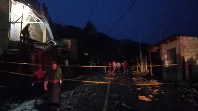 Tres fallecidos, puente y tramo carretero destruidos por desbordamiento de río en Sololá
