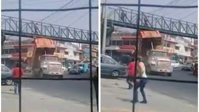 VIDEO. Camión choca contra pasarela de la zona 18