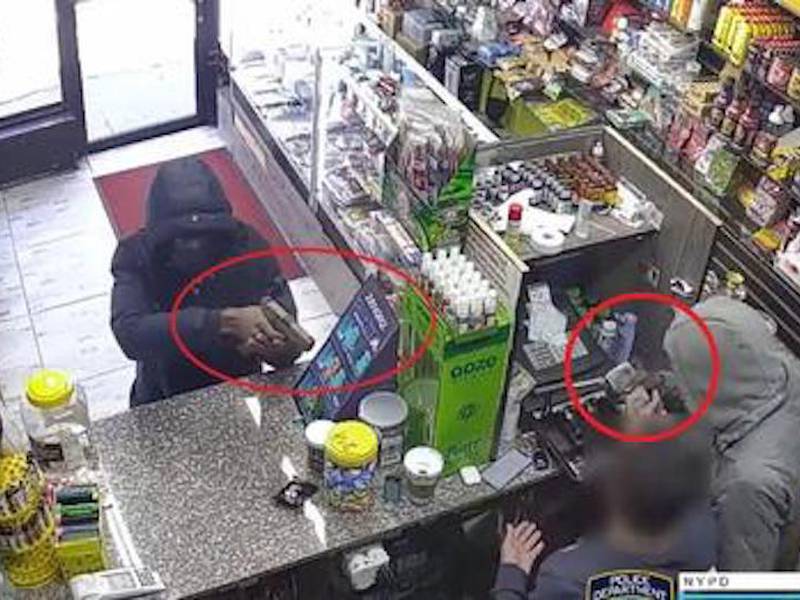 VIDEO: dos sujetos armados asaltan tienda de conveniencia