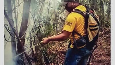 FOTOS. Con valentía y coraje exfutbolista combate incendios forestales en Petén