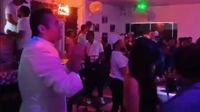 Sacerdote se vuelve viral al dar sermón en una discoteca