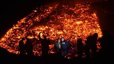 EN IMÁGENES. La "furia" del volcán Pacaya atrae a personas
