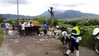 VIDEO. PMT de Villa Canales los sorprende tirando basura en la carretera y los obliga a recogerla