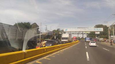Largas filas de vehículos en la autopista Palín-Escuintla