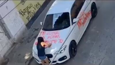 “Destruiste a tu familia”: mujer hace pintas al carro de su esposo