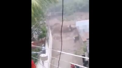 VIDEO. Hombre logra salir de vehículo arrastrado por correntada en Chiquimula