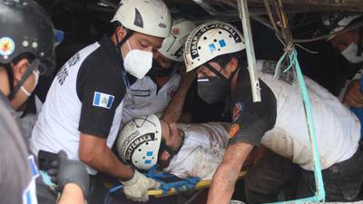 VIDEO. Bomberos rescatan a personas que quedaron soterradas en zona 5