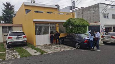 Violencia en San Cristóbal: Hombre captado agrediendo a pareja presenta memorial