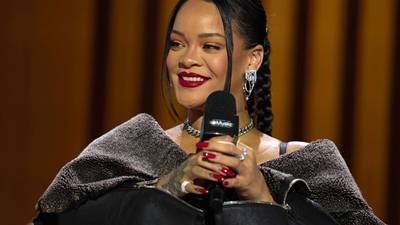 Rihanna celebra la maternidad al posar sin ropa
