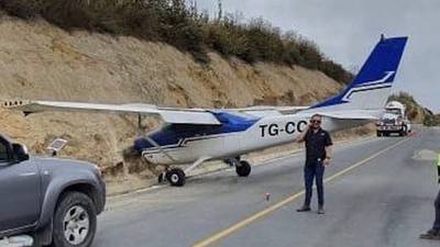 Avioneta hace aterrizaje forzoso en Sacatepéquez, se desconoce falla