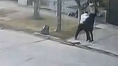 VIDEO. Policía frustra asalto y le dispara en la cara a motoladrón