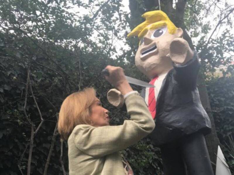 VIDEO. Escritora mexicana acuchilla una piñata de Trump y la critican en redes