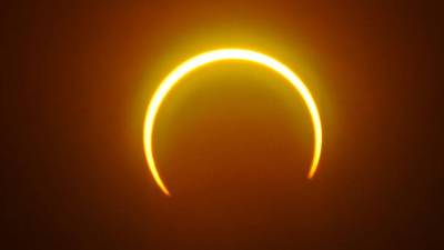 FOTOS. El último eclipse solar del año sorprende a miles en Asia