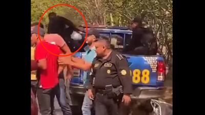 VIDEO: agente de la PNC sufre grave caída por retener a un capturado