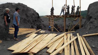 Comunitarios construyen puentes por temor a lluvias y volcán de Fuego