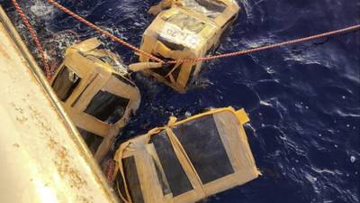 Lanzan cargamento con posibles ilícitos en la costas del Pacífico