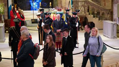 Los británicos comienzan a despedirse del féretro de Isabel II en Edimburgo