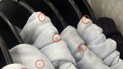 Trabajadora de popular tienda de ropa descubre piojos en sudaderas y publica las fotos