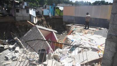 Desconsuelo en San Miguel Petapa tras destrucción de viviendas por socavamiento