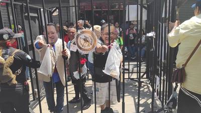 ¡Encarcelados! Giammattei y Walter Mazariegos comparten celda en el Desfile Bufo