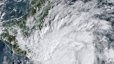 Iota se degrada a tormenta tropical, pero sigue siendo peligrosa