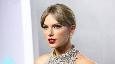 Taylor Swift cubre lo necesario con su vestido transparente en la alfombra roja de los VMAs