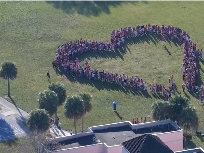Estudiantes formaron un corazón en honor a víctimas del tiroteo en escuela de Parkland