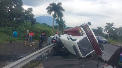 Tráiler vuelca en autopista Palín-Escuintla; se reporta un herido
