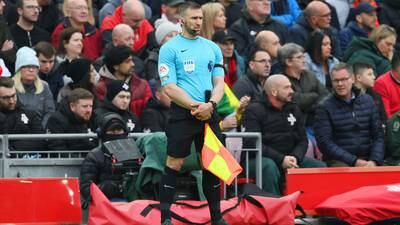 Suspenden al árbitro asistente por dar un codazo a jugador del Liverpool