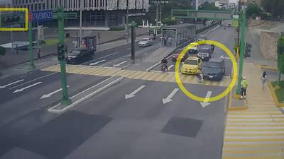 VIDEO. Mujer es atropellada al cruzarse con el semáforo en amarillo