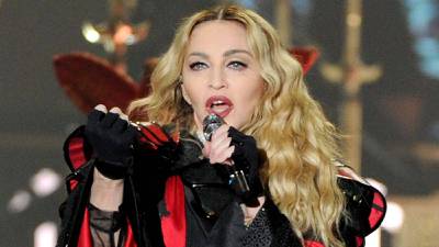 Santa sufre vergonzosa caída en pleno escenario durante concierto de Madonna