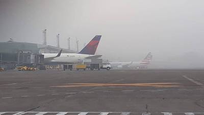 Suspenden operaciones en aeropuerto La Aurora por neblina