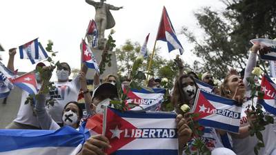 Cubanos protestan para pedir la libertad de presos políticos en su país