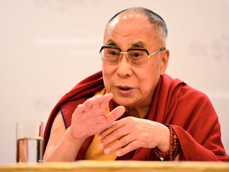 Polémico video muestra al Dalái Lama pidiéndole a un niño que le “chupe la lengua”