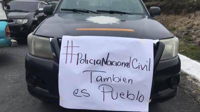 FOTOS. Autopatrulla porta carteles con mensajes contra autoridades