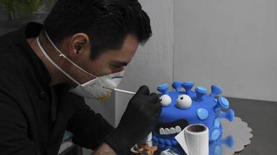 Repostero guatemalteco sortea la pandemia con pasteles de “coronavirus”