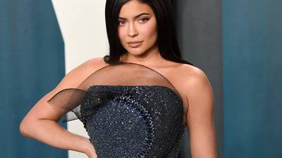 Kylie Jenner exhibe sus senos en diminuto bikini y fans notan las estrías
