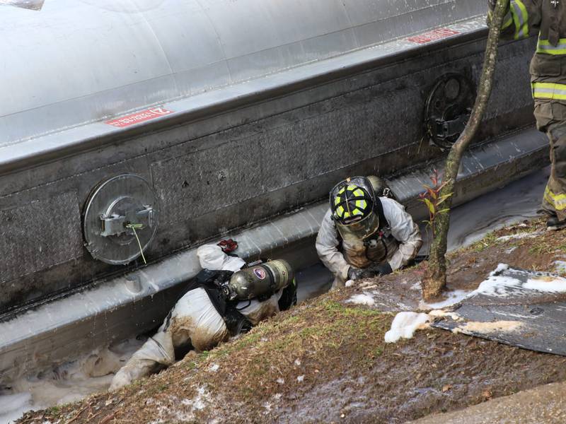 Camión cisterna vuelca en el Periférico; combustible derramado