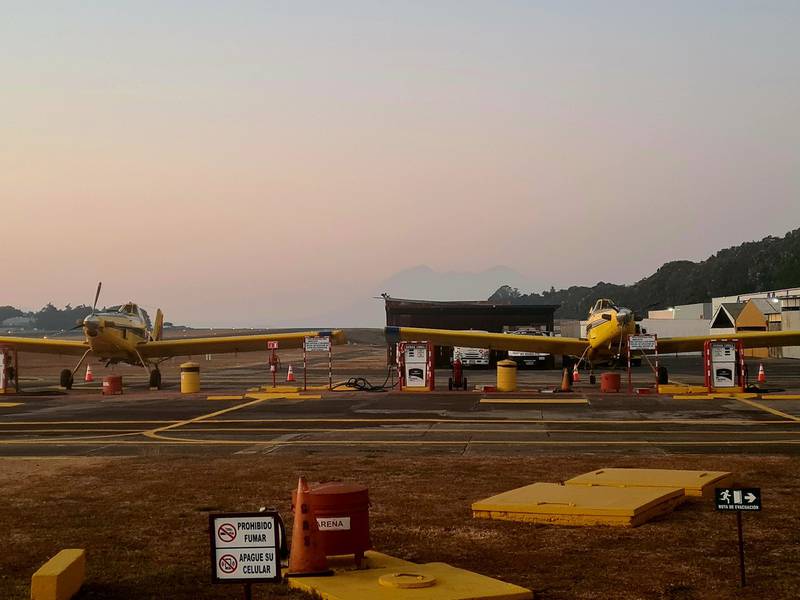 Este día, el Aeroclub de Guatemala contabilizó 400 galones de agua utilizados para sofocar el incendio en el volcán de Agua
