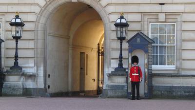 Arrestan a sospechoso de estar armado afuera del Palacio de Buckingham