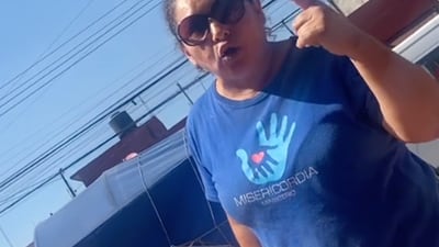Captan en video ataque de señora contra pareja gay en la calle